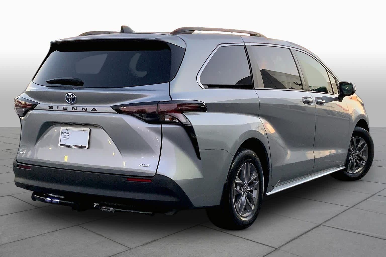 Used 2025 Toyota Sienna XLE FWD image 12