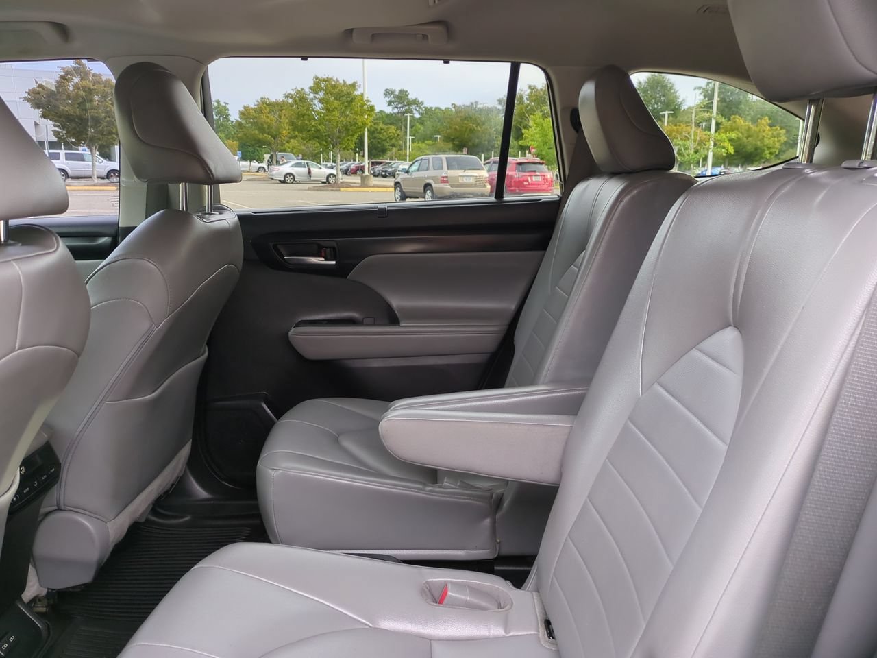 Used 2022 Toyota Highlander XLE AWD/4WD image 14