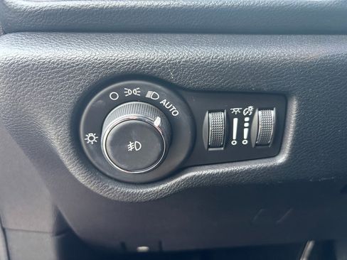 Used 2020 Chrysler Pacifica Touring w/ Advanced Safetytec Group image 15