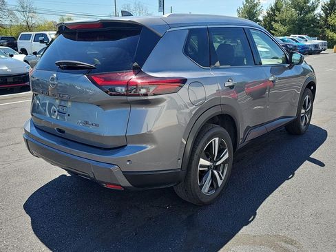 Used 2025 Nissan Rogue SL AWD/4WD image 2