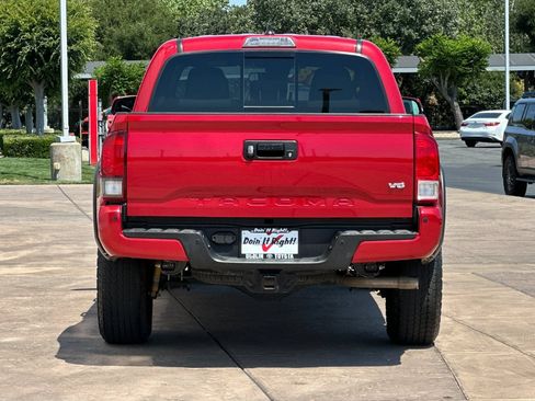 Used 2022 Toyota Tacoma TRD Off-Road w/ Technology Package AWD/4WD image 5
