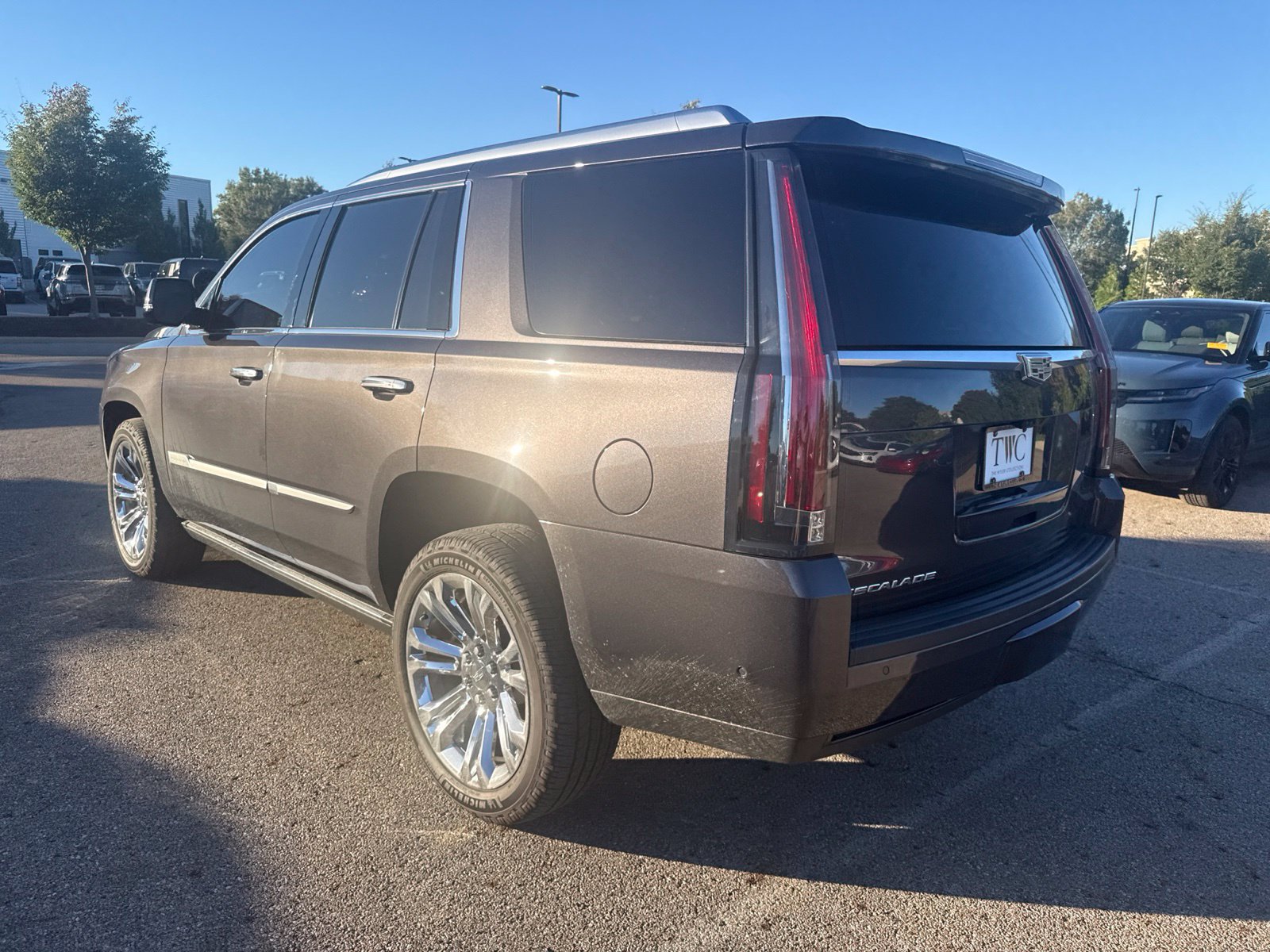 Used 2018 Cadillac Escalade Premium Luxury w/ LPO, Radiant Package AWD/4WD image 7