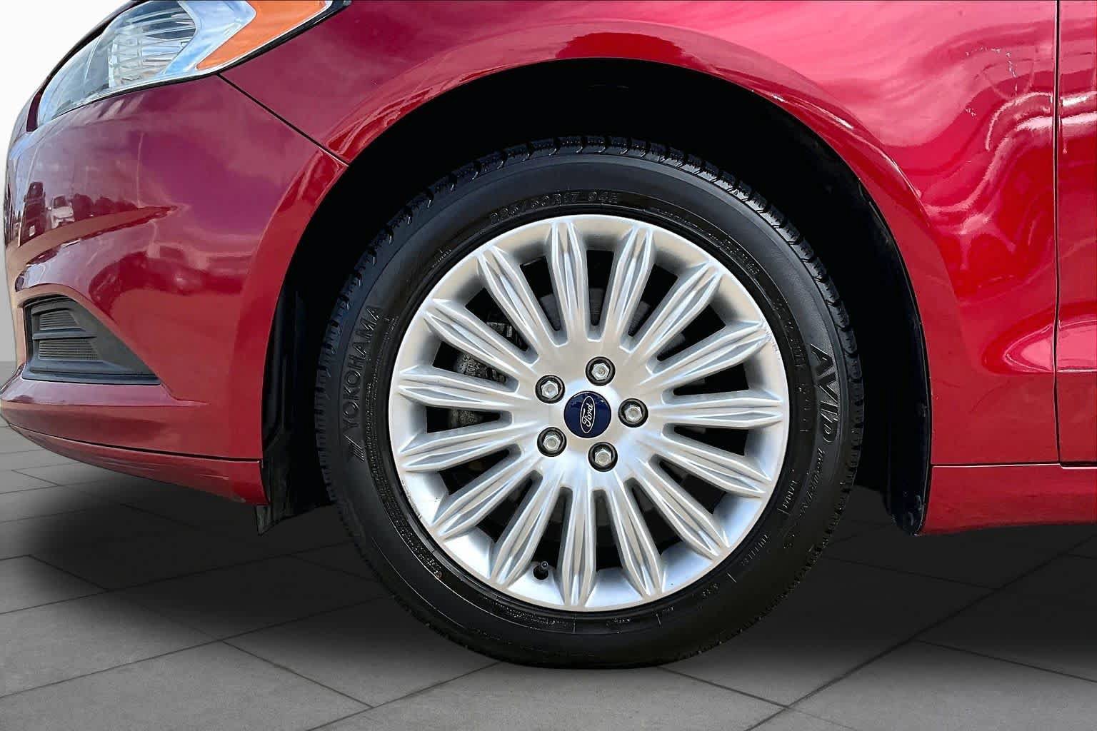 Used 2016 Ford Fusion SE FWD image 11