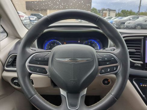 Used 2022 Chrysler Pacifica Touring-L FWD image 18