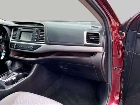 Used 2018 Toyota Highlander LE FWD image 18