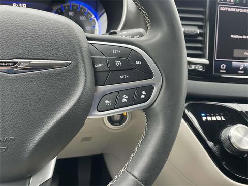 Used 2023 Chrysler Pacifica Touring-L image 22