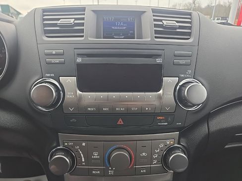 Used 2012 Toyota Highlander SE w/ Tow Pkg image 18