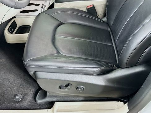 Used 2024 Chrysler Pacifica Touring-L FWD image 24