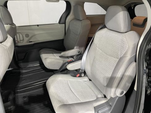 Used 2021 Toyota Sienna LE w/ LE Plus Package image 20