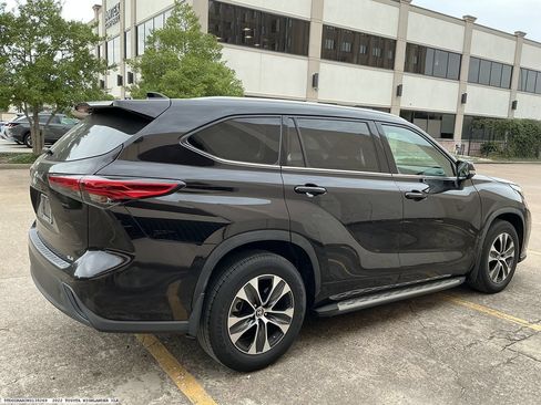 Used 2022 Toyota Highlander XLE FWD image 6