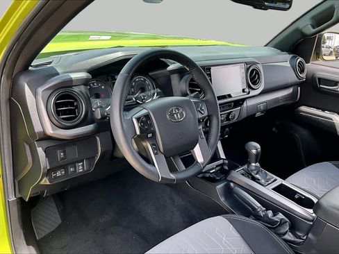 Used 2023 Toyota Tacoma TRD Off-Road w/ Technology Package AWD/4WD image 17