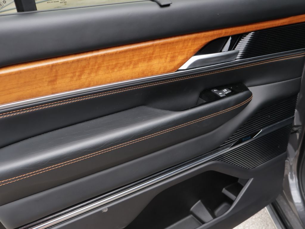 Used 2024 Jeep Grand Wagoneer L Series III AWD/4WD image 10