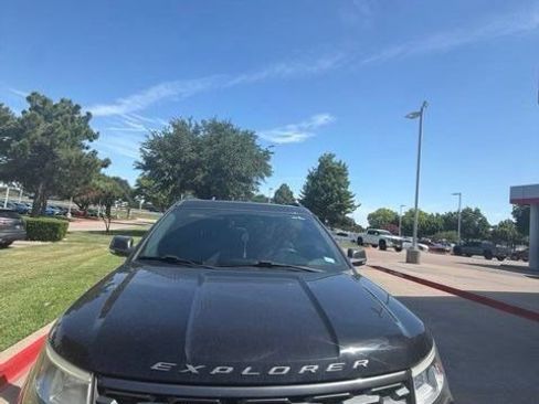 Used 2018 Ford Explorer XLT w/ Equipment Group 202A FWD image 5