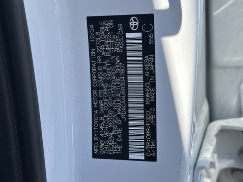 Certified 2024 Toyota Prius LE FWD image 33