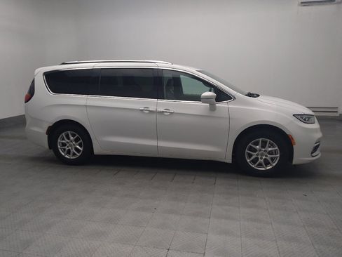 Used 2021 Chrysler Pacifica Touring-L FWD image 11