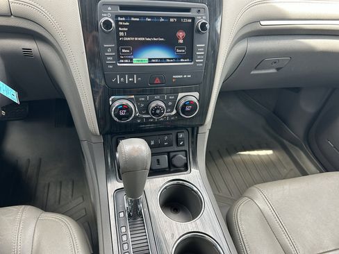 Used 2016 Chevrolet Traverse LT image 8