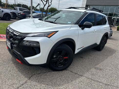 Used 2025 Nissan Rogue SV AWD/4WD image 2
