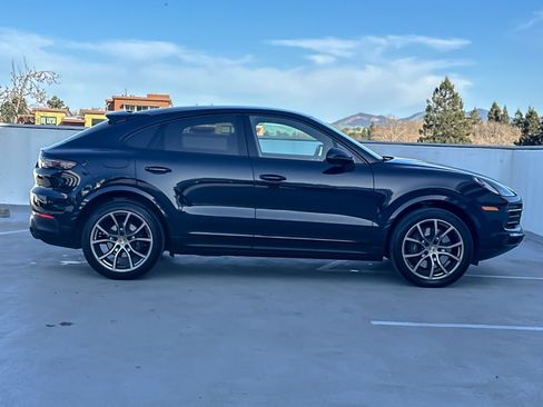 Used 2023 Porsche Cayenne Platinum Edition image 9