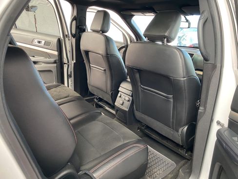 Used 2018 Ford Explorer XLT w/ Equipment Group 202A image 11