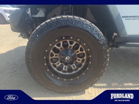 Used 2015 Jeep Wrangler Unlimited Rubicon w/ Dual Top Group AWD/4WD image 26