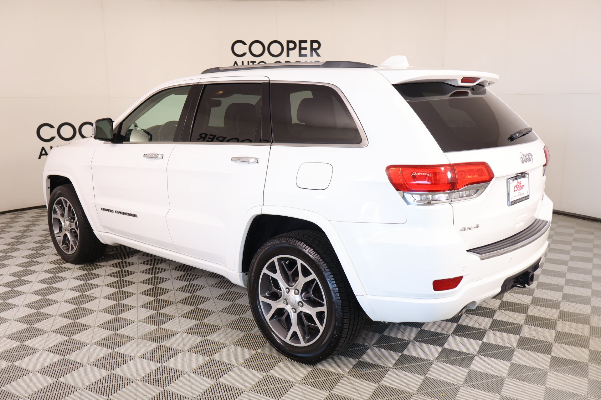 Used 2019 Jeep Grand Cherokee Overland AWD/4WD image 24