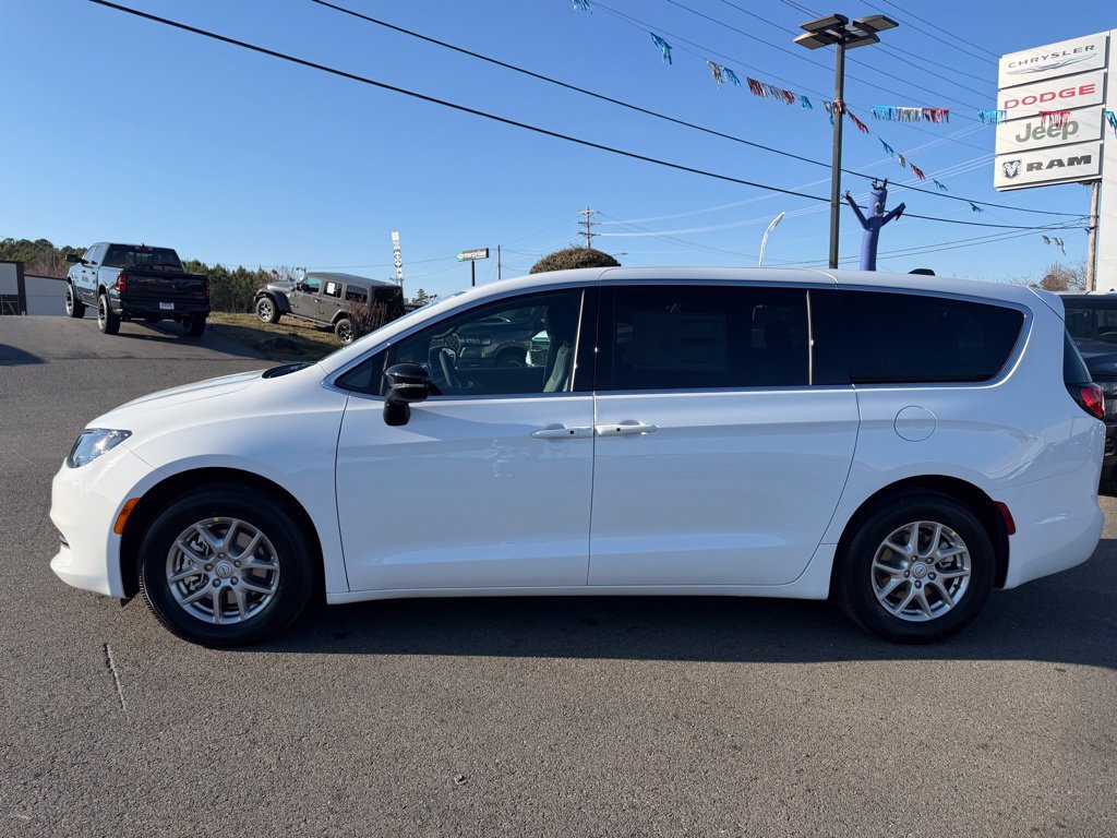 Used 2026 Chrysler Voyager LX FWD image 8