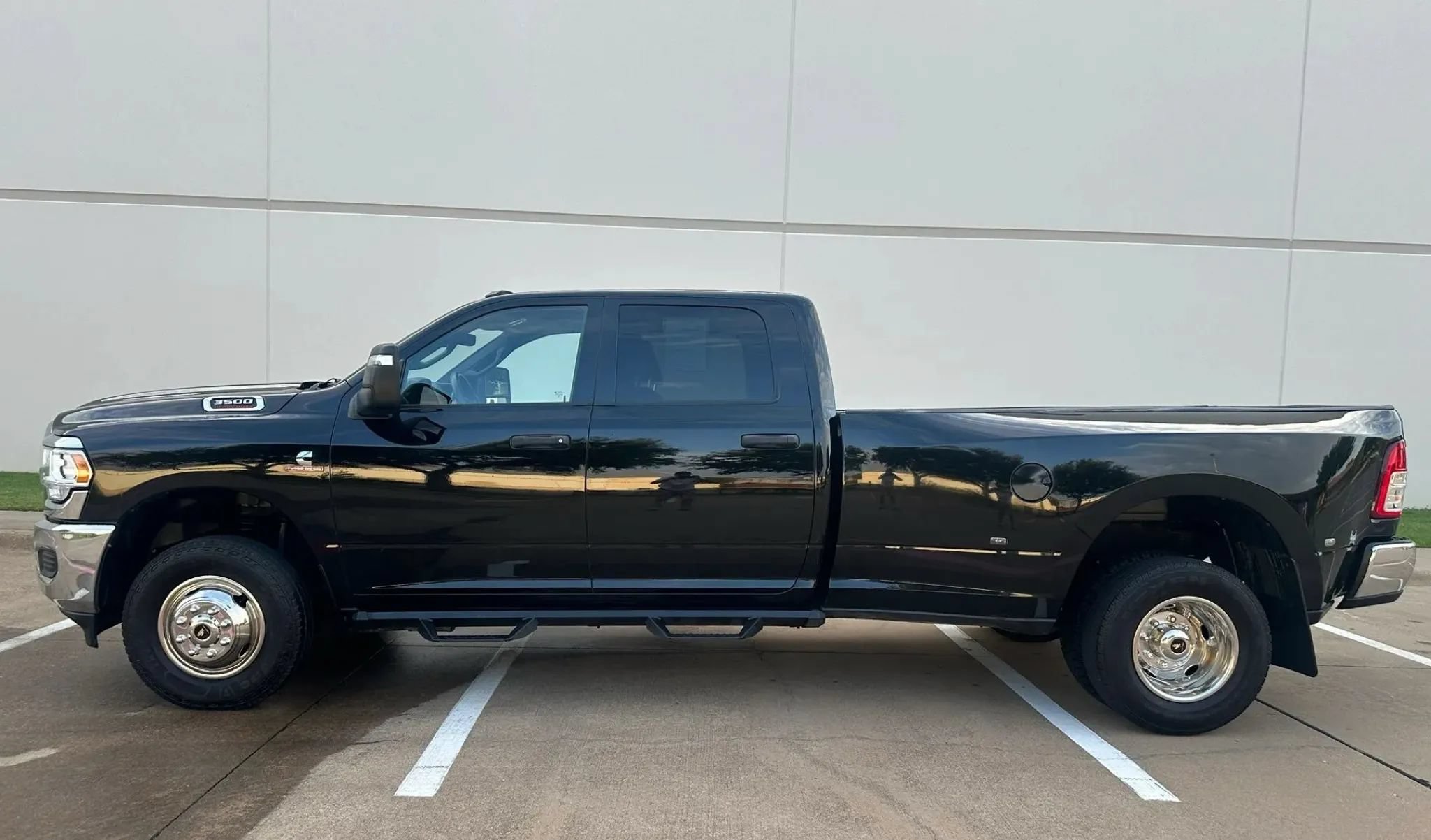 Used 2024 RAM 3500 Tradesman w/ Chrome Appearance Group AWD/4WD image 1
