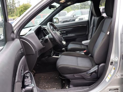 Used 2018 Mitsubishi Outlander LE AWD/4WD image 6