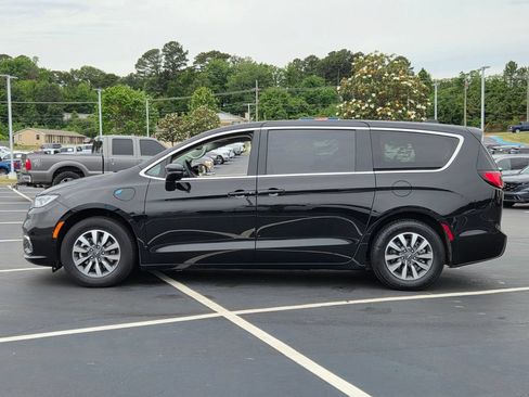 Used 2024 Chrysler Pacifica Limited FWD image 2