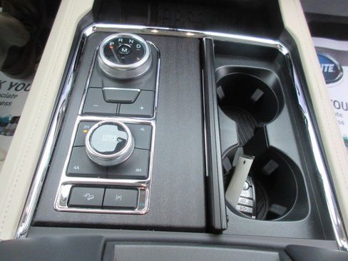 Used 2024 Ford Expedition Platinum image 27