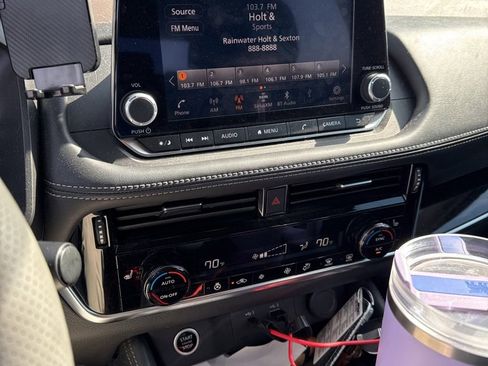 Used 2023 Nissan Rogue SL image 2