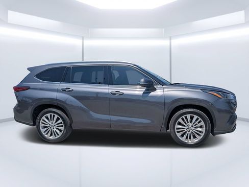 Used 2023 Toyota Highlander Platinum FWD image 2