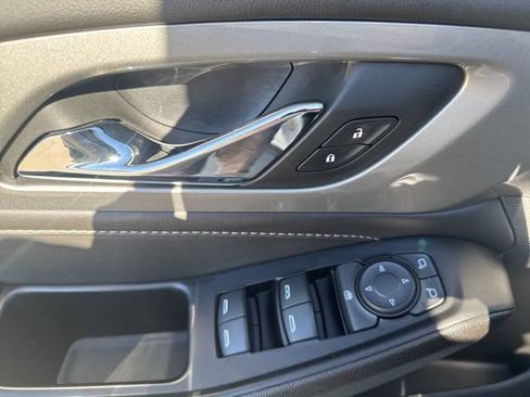 Used 2023 Chevrolet Traverse LT FWD image 8