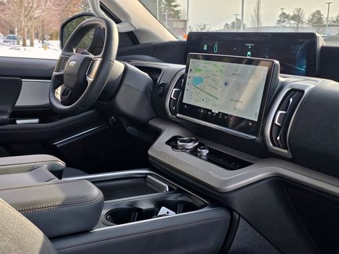 Used 2025 Ford Expedition Active image 18