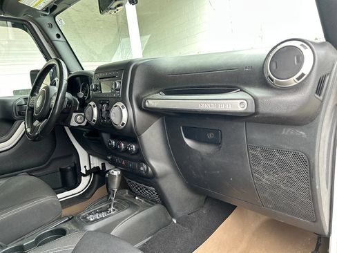 Used 2018 Jeep Wrangler Unlimited Sahara w/ Connectivity Group AWD/4WD image 14