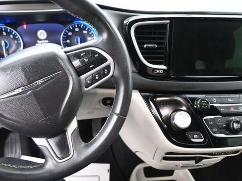 Used 2022 Chrysler Pacifica Touring-L FWD image 28