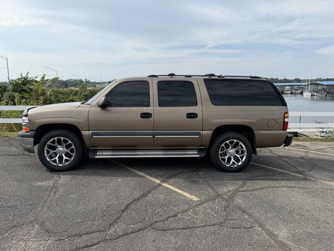 Used 2003 Chevrolet Suburban 2WD image 2