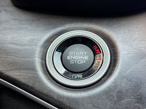 Used 2023 Jeep Grand Cherokee L Limited w/ Black Appearance Package image 31