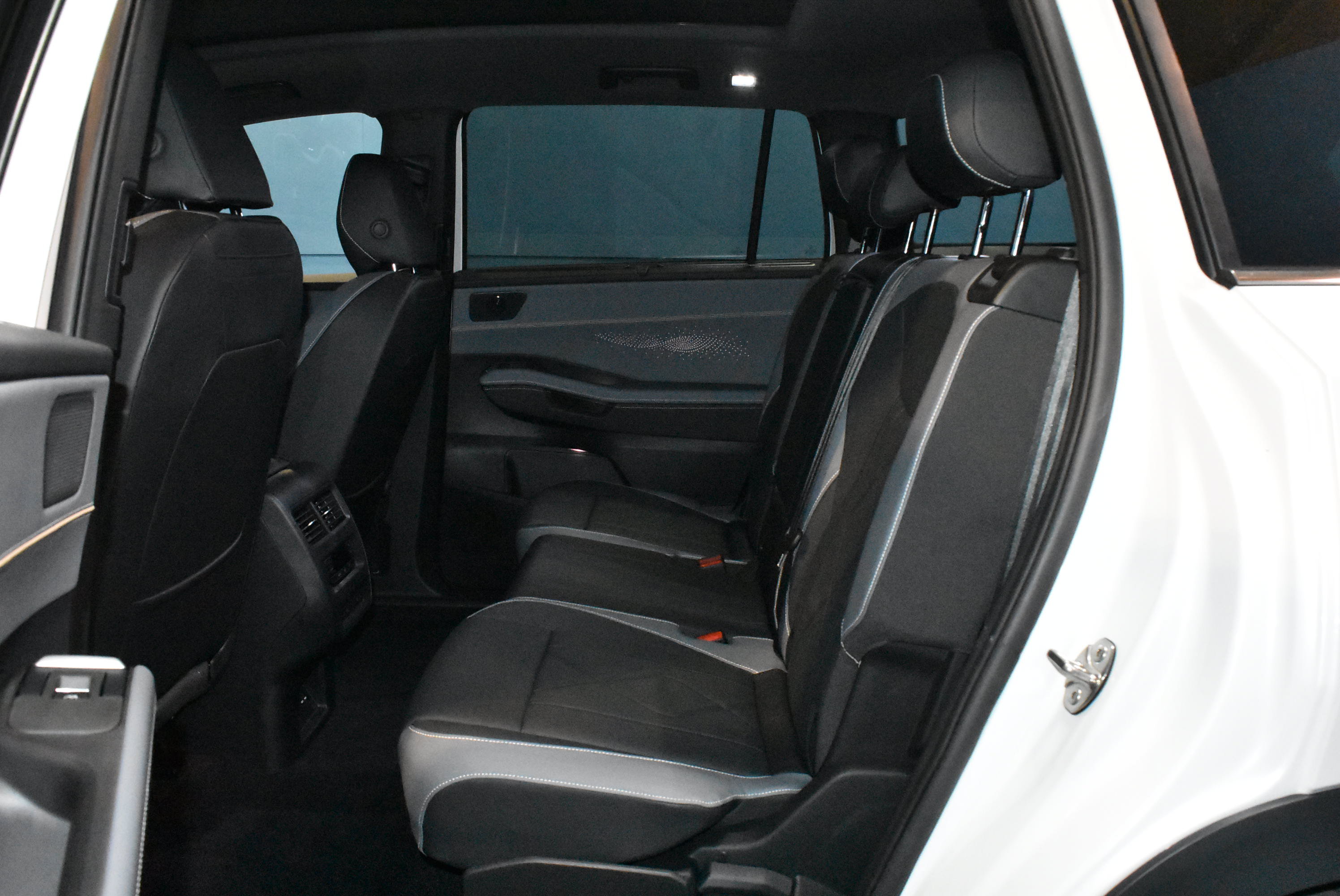 New 2027 Volkswagen Atlas SEL R-Line AWD/4WD image 16