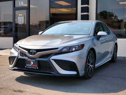 Used 2023 Toyota Camry SE FWD image 2