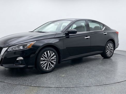 Used 2025 Nissan Altima 2.5 SV FWD image 3