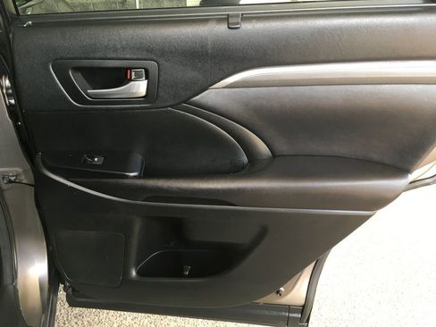 Used 2017 Toyota Highlander SE AWD/4WD image 31