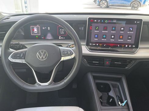 Certified 2025 Volkswagen Tiguan SE w/ Panoramic Sunroof Package image 18