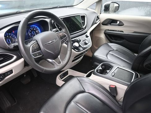 Used 2023 Chrysler Pacifica Touring-L FWD image 18
