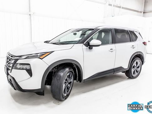 Used 2025 Nissan Rogue SV image 2