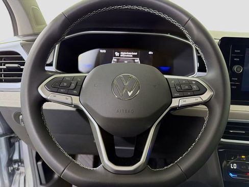 New 2026 Volkswagen Taos SE image 12