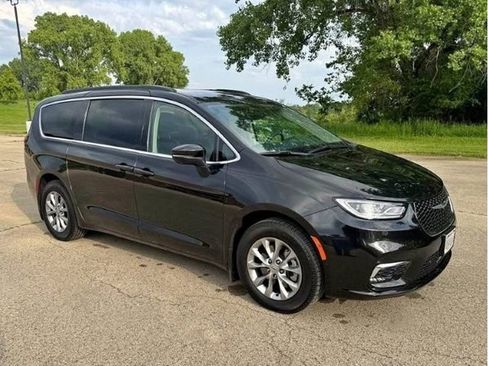 Used 2023 Chrysler Pacifica Touring-L w/ Uconnect Theater Family Group AWD/4WD image 18