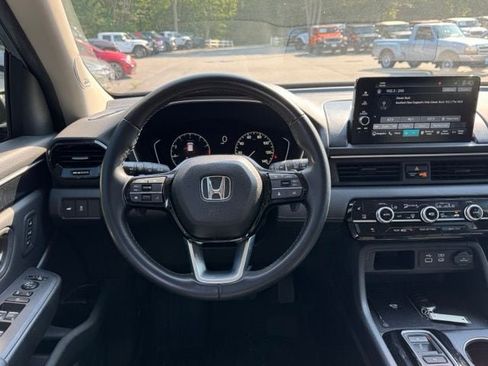Used 2025 Honda Pilot Touring image 12