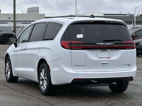 New 2026 Chrysler Pacifica Limited image 4