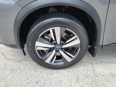 Used 2025 Nissan Rogue SL w/ Tech Package FWD image 5